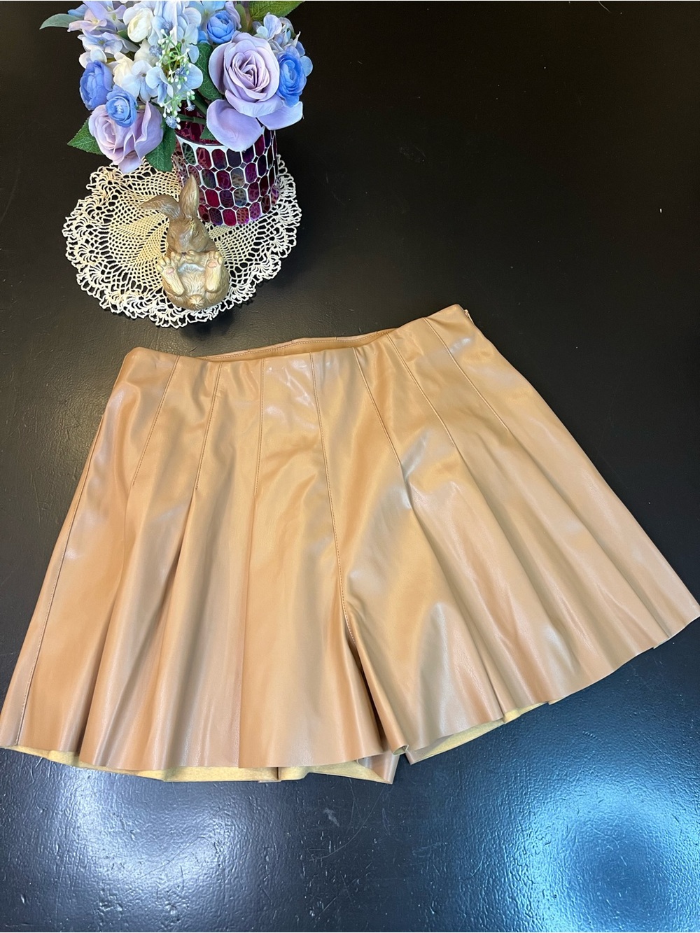 Entro Boutique NWOT Tan‎ Pleated Faux Leather High Waisted Shorts Sz M Trendy